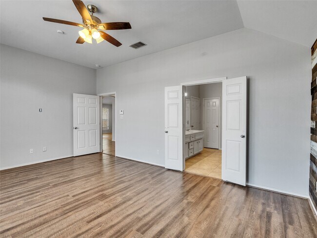 Building Photo - 5643 Walnut Glen Ln