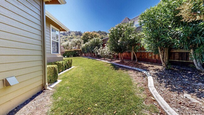 Building Photo - Gorgeous Home with private yards, large de...