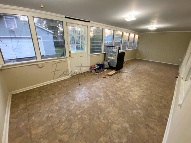 Building Photo - Well-Kept 3BR Home with Sunroom, Garage & Fenced Yard