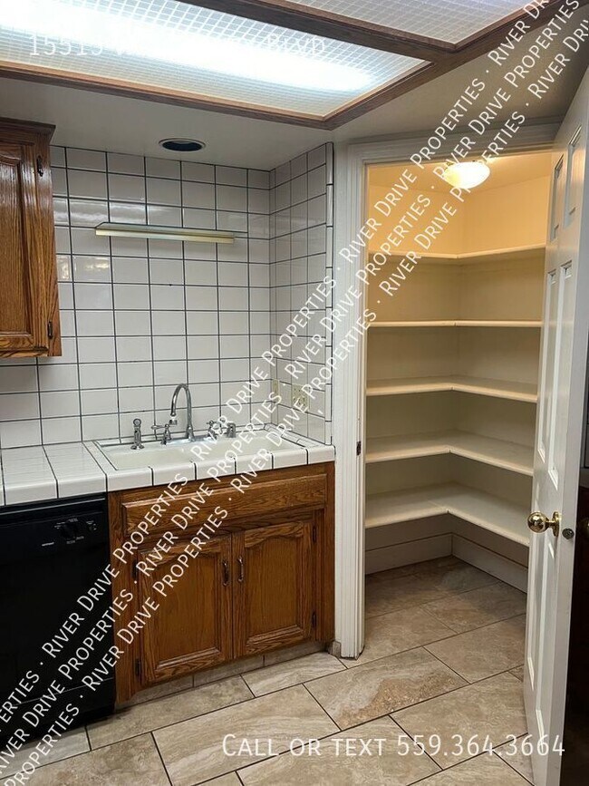 Building Photo - Spacious Two Bedroom in Kerman!