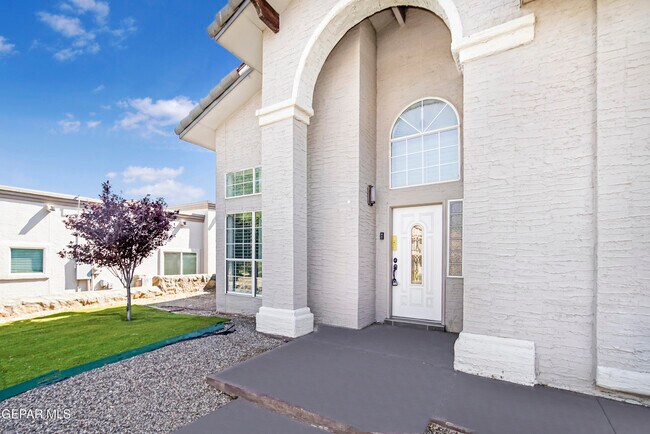 Building Photo - 908 Los Pinos Way