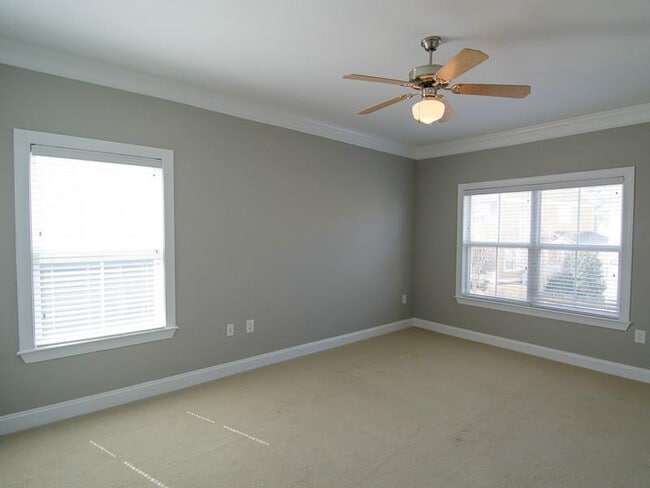 Building Photo - 273 Carlyle Park Dr