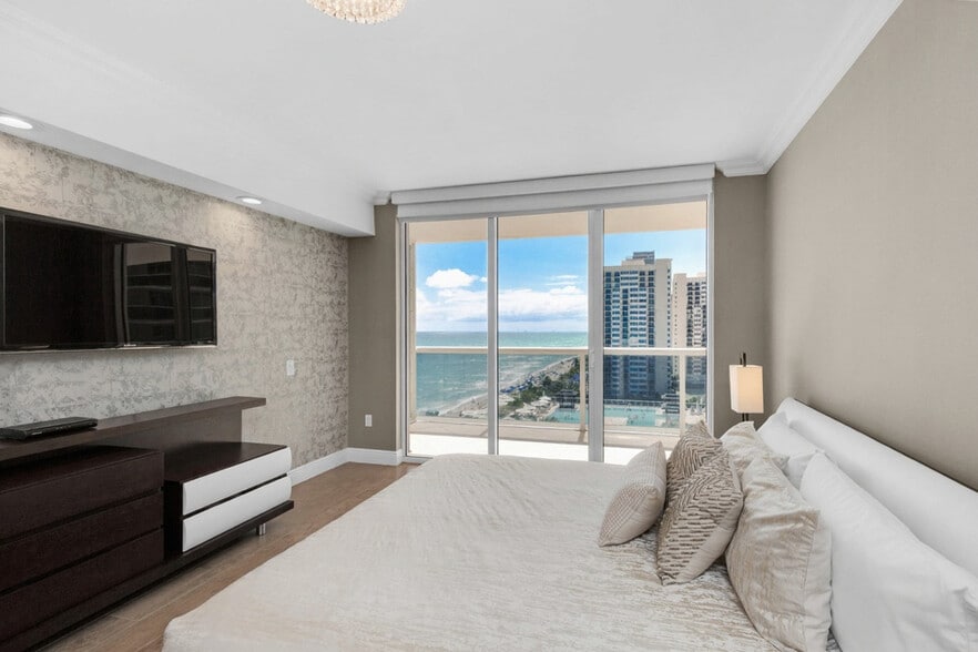 Building Photo - 1830 S Ocean Dr