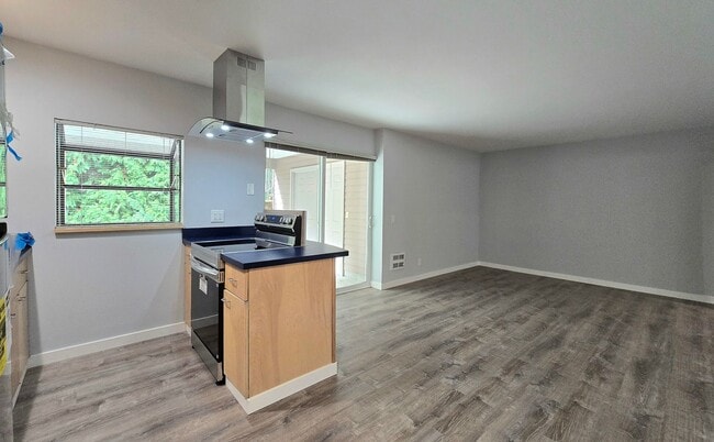 Building Photo - 4 Bedroom 3 Bath in Lake Forest Park