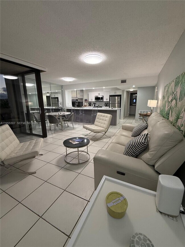 Building Photo - 825 Egret Cir