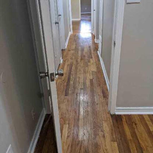 Building Photo - Brick Home 3 bed 2 bath