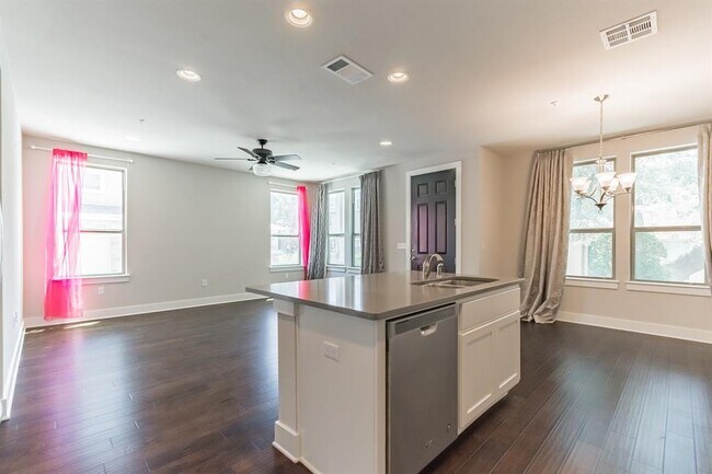 Building Photo - 13800 Lyndhurst St