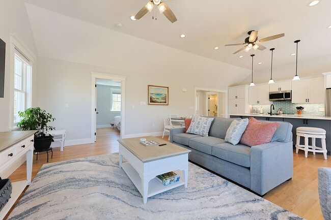Building Photo - Newly Renovated Winter Rental on a Private...