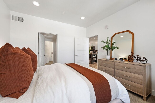 Building Photo - Top-Floor Denver Condo Offering Privacy, Views & Upgraded Appliances