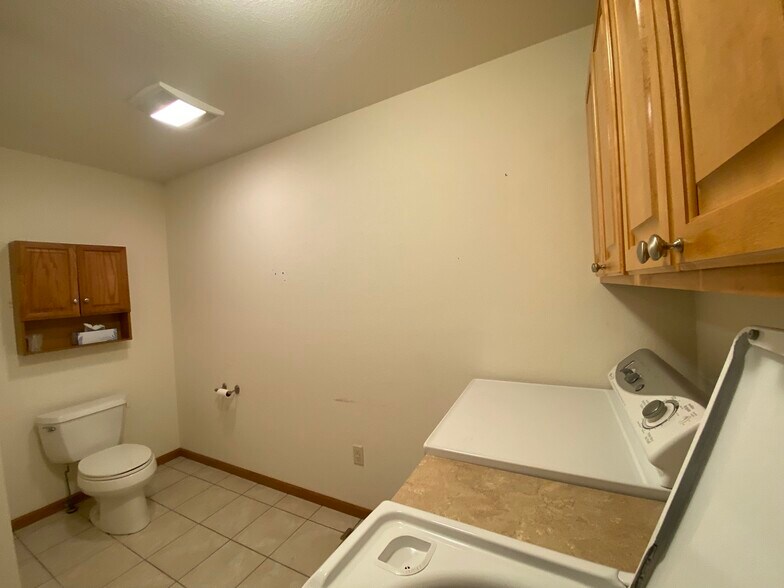 Building Photo - 303 Crestwood Ln