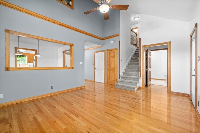 Building Photo - Pet Friendly Three Bedroom!