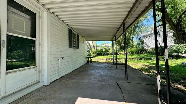 Building Photo - $2,100 | 4 Bedroom, 1.5 Bathroom Multi Flo...
