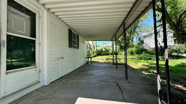 Building Photo - $2,100 | 4 Bedroom, 2 Bathroom Multi Floor...