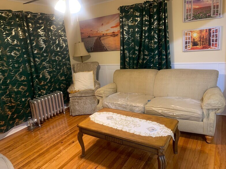 Building Photo - 127 Carver St