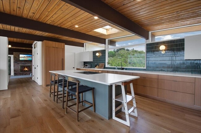 Building Photo - 4Bd/3.25Ba Shoreline House