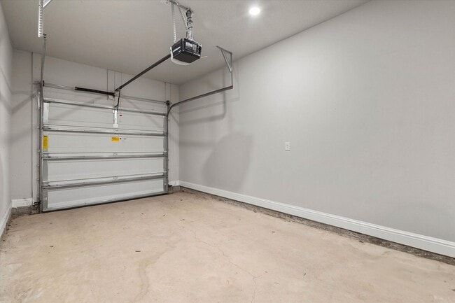 Building Photo - HEART OF DAPHNE TOWNHOUSE WITH GARAGE