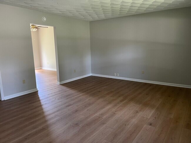 Building Photo - 305 Hillcrest Dr