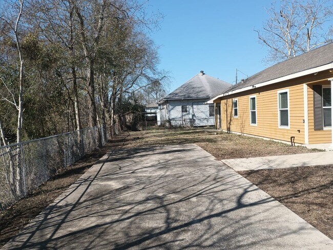 Building Photo - Cozy 2 bed / 1 bath - Move in Ready!