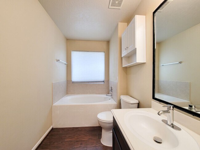 Building Photo - BEAUTIFUL 3 BEDROOM 2 BATH WITH WOOD TILE THROUGHOUT THE HOUSE!