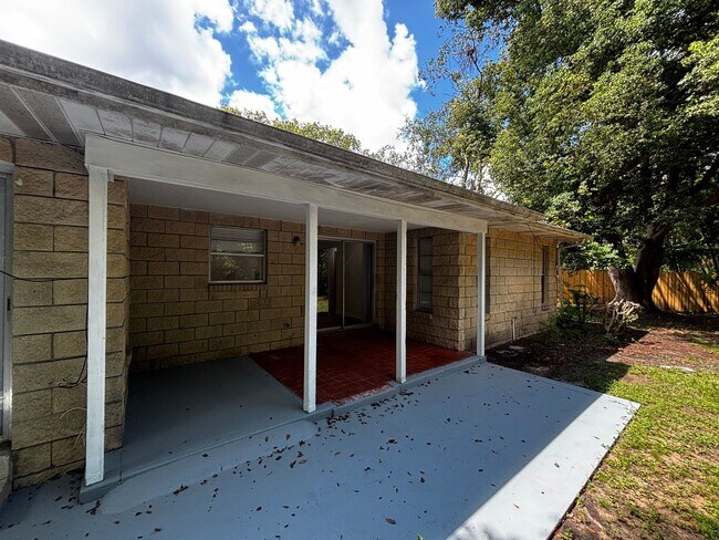 Building Photo - 2/2 Fully Renovated Home in Silver Springs Shores