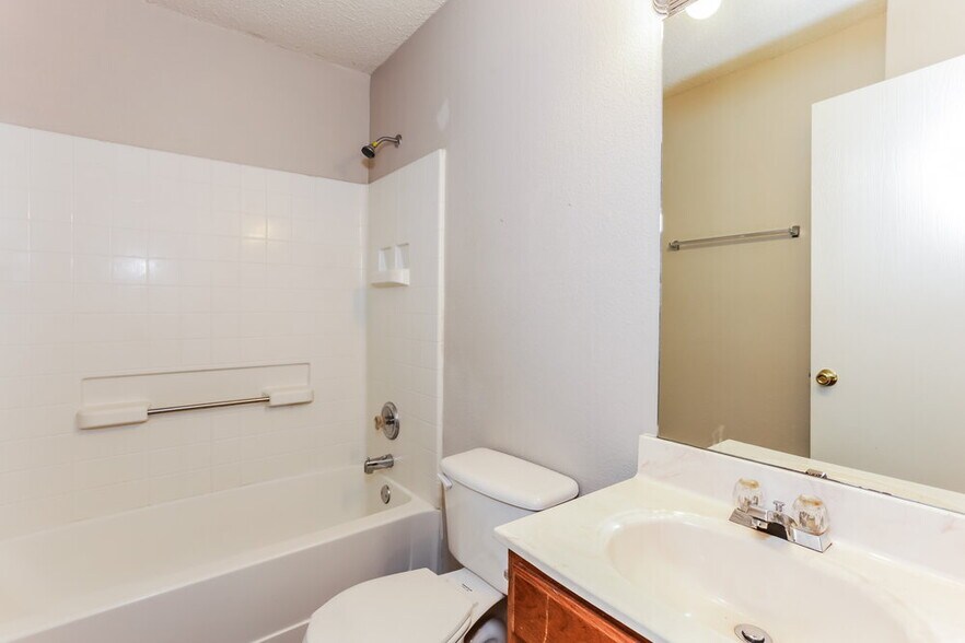 Building Photo - 617 Sawyer Dr