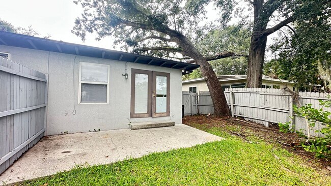 Building Photo - Charming 1BR/1BA Duplex in the Heart of Do...