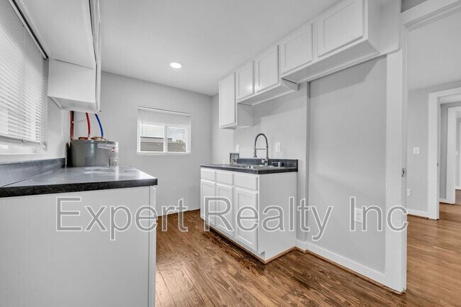 Building Photo - 546 55th St
