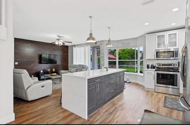 Building Photo - 11185 Grandview Mnr