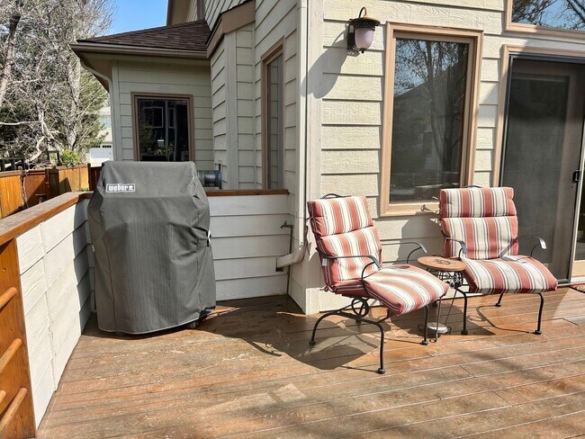 Building Photo - Spacious Garden-level Condo with Kitchenet...