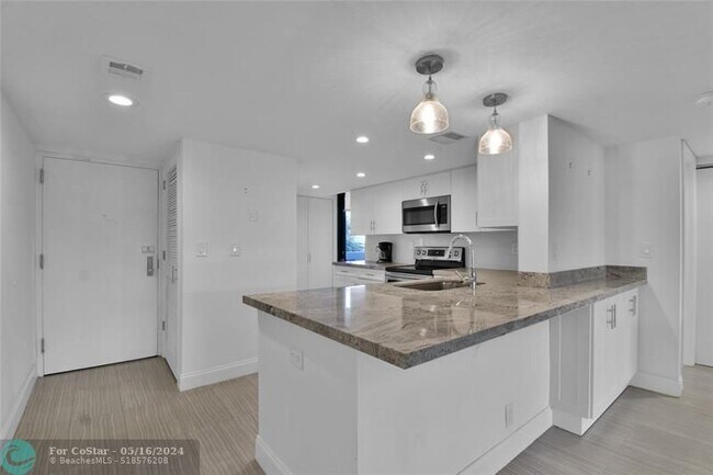 Building Photo - 4201 N Ocean Dr