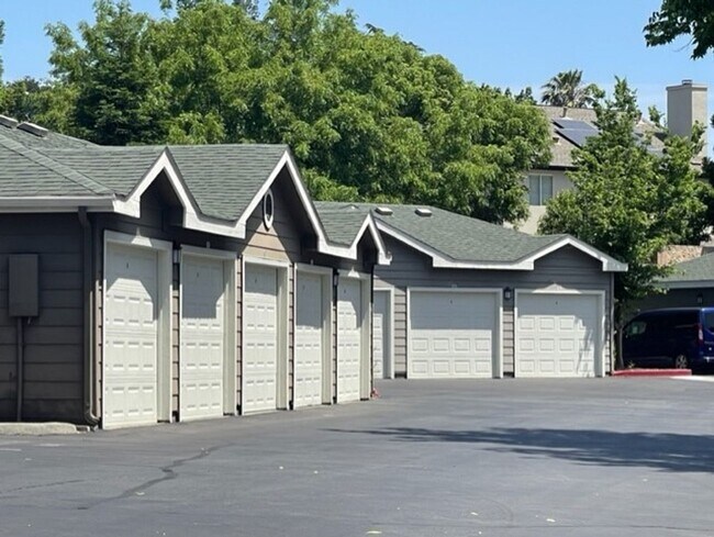 Building Photo - Condo for Rent – Antelope, CA