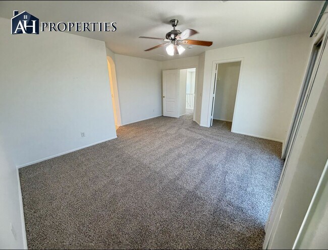 Building Photo - Large backyard Home in Surprise