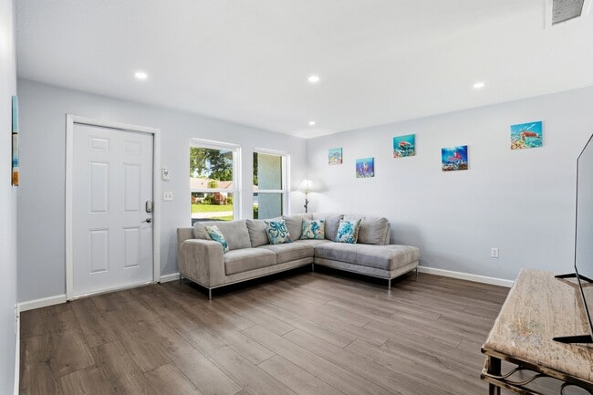 Building Photo - 4502 Parrot Ave