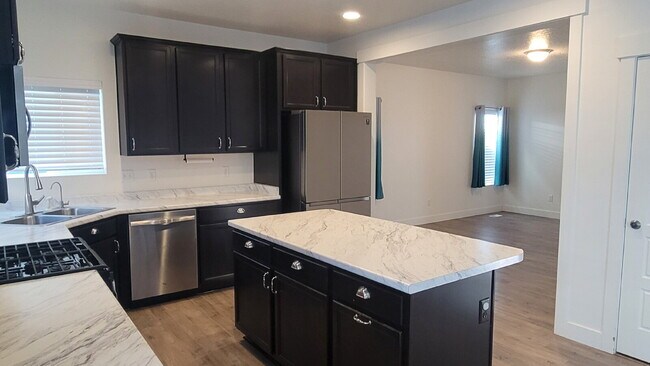 Building Photo - 3 bed 2.5 bath home for Rent. Pet Friendly!