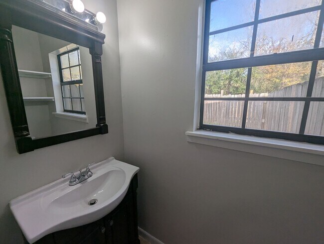 Building Photo - 2 Bed/ 1.5 Bath Townhouse