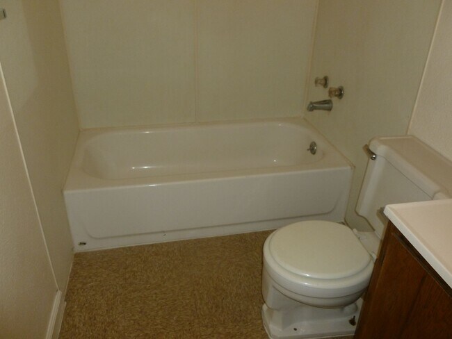 Building Photo - 2 bedroom 1 bathroom unit