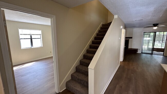 Building Photo - Town house for Rent