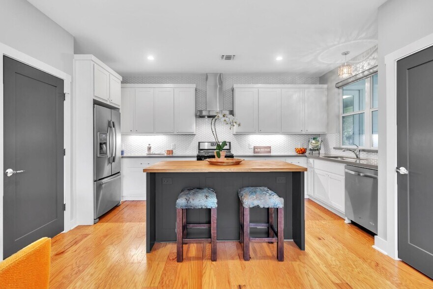 Kitchen - 402 Irma Dr