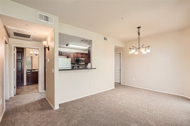 Building Photo - Move-In Special - 2bed/2bath Foothills Rio...