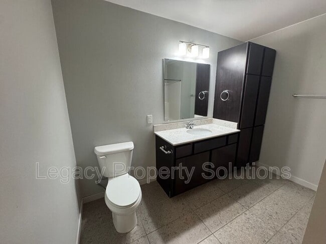 Building Photo - 208 E Greenfield Ln