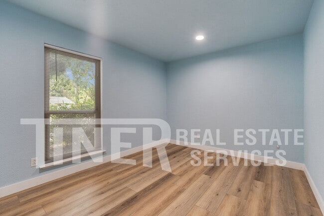 Building Photo - 324 Bridge Pl