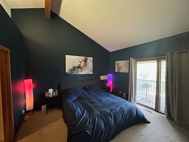 Building Photo - Spacious 2Bd/2.5Ba Luxury Loft-Style Condo...