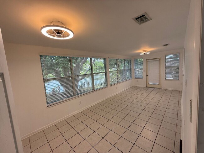 Building Photo - Amazing 3-bedroom, 2-bathroom home on a lake.