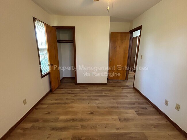 Building Photo - 204 Wolf Ln