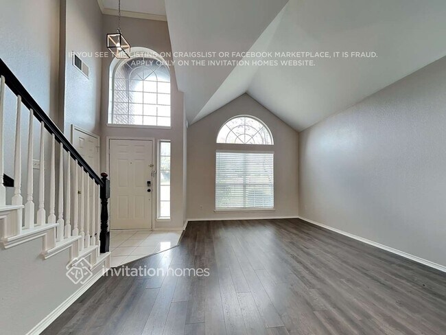 Building Photo - 1755 Cresthill Dr