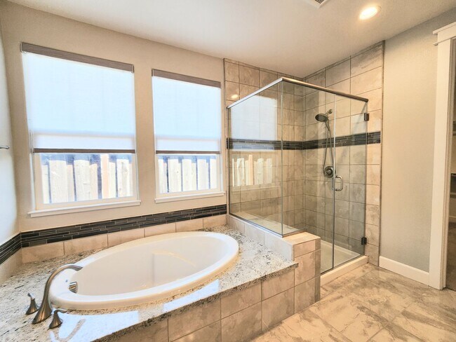 Building Photo - Spacious 5 bedroom house