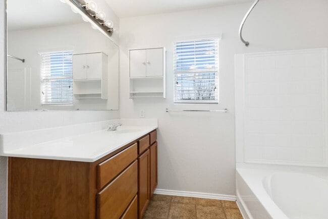 Building Photo - Charming Home Awaits: Spacious & Modern Living in a Prime Location