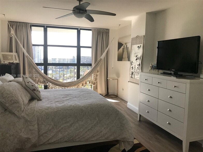 Building Photo - 400 Leslie Dr