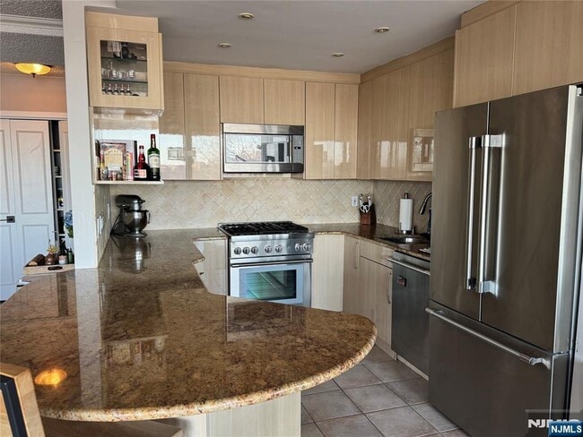 Building Photo - 4 Horizon Rd N