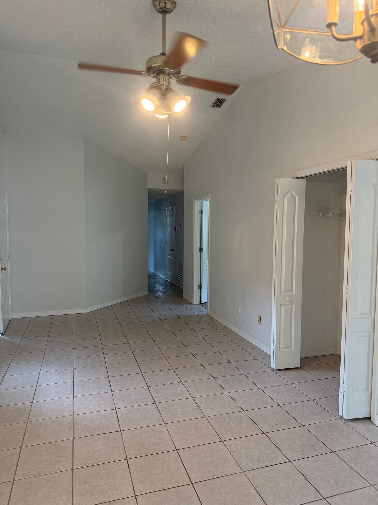 Building Photo - 4400 Venice Dr